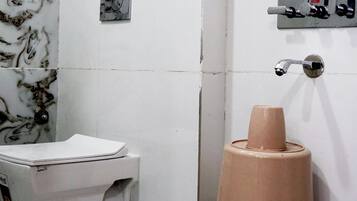 Deluxe Double Room | Bathroom | Shower, towels, soap, shampoo