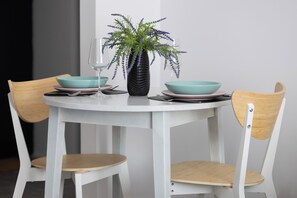 Studio, balcon | Salle de séjour