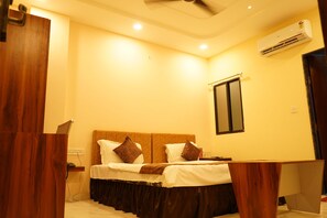Deluxe Room | Free WiFi - JMC HOTEL THE MOON (Dr. Ambedkar Nagar)