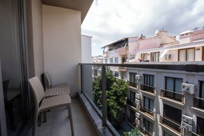 Habitación estándar, balcón | Colchones Select Comfort, minibar, caja fuerte y escritorio