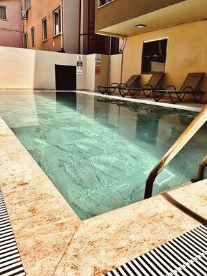 Una piscina al aire libre de temporada