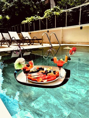 Una piscina al aire libre de temporada