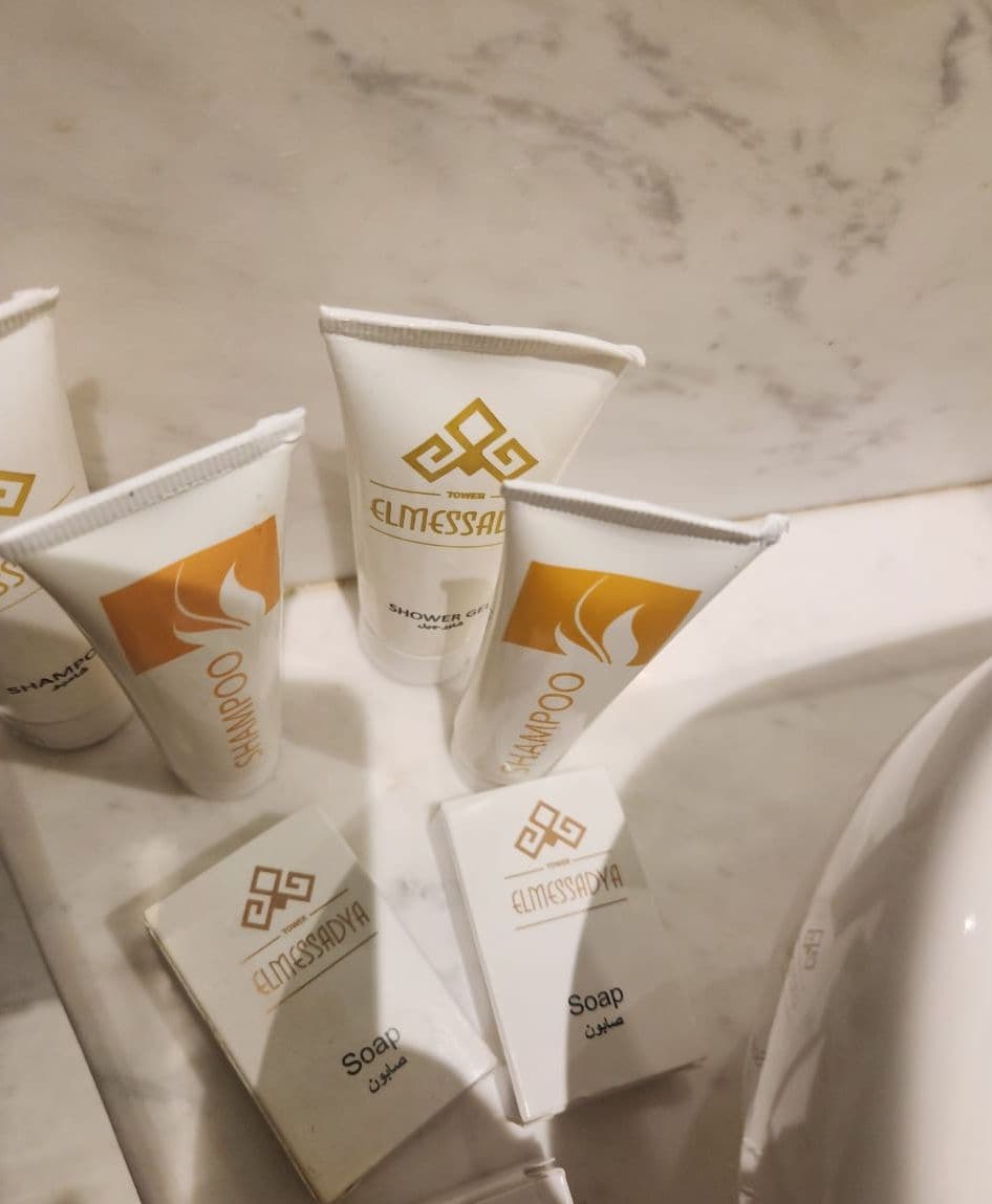 Un baño con artículos de aseo, incluyendo champú, acondicionador y jabón.
