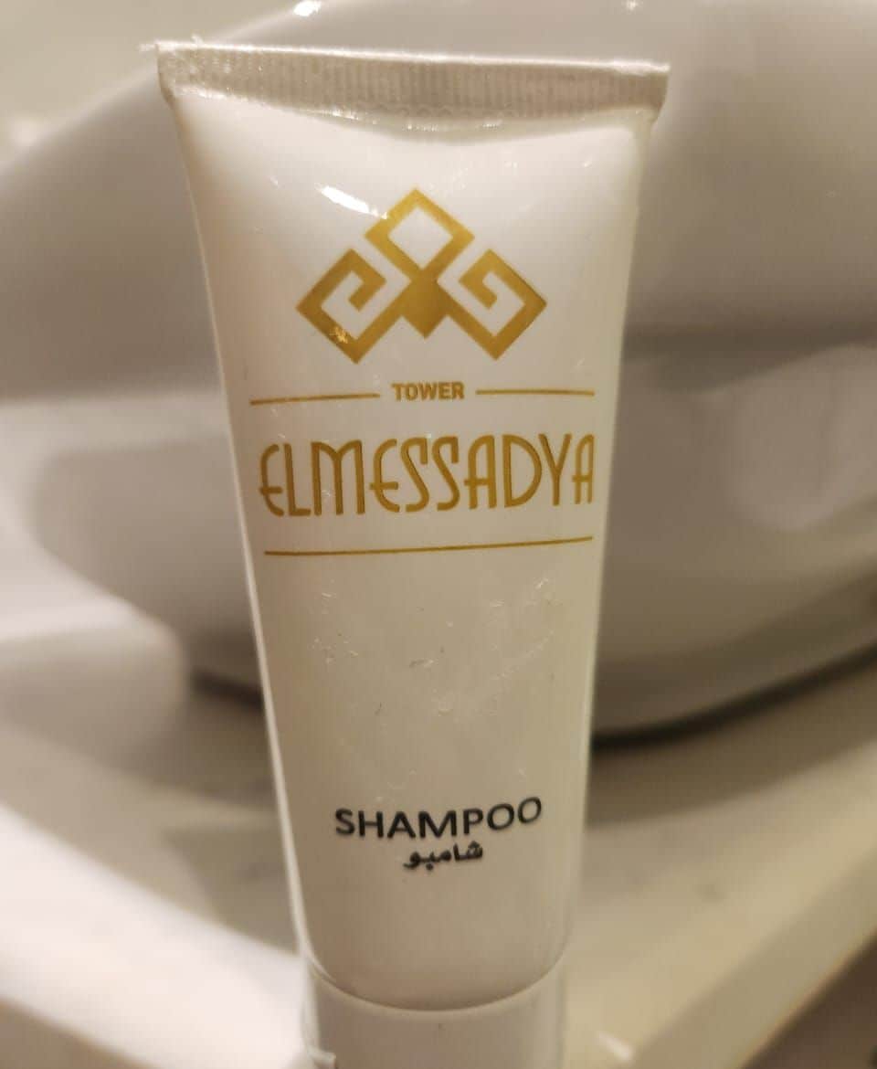 Un tube de shampoing de la marque Elmessadya Tower.