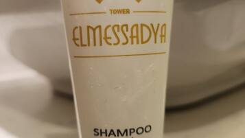 Un tube de shampoing de la marque Elmessadya Tower.