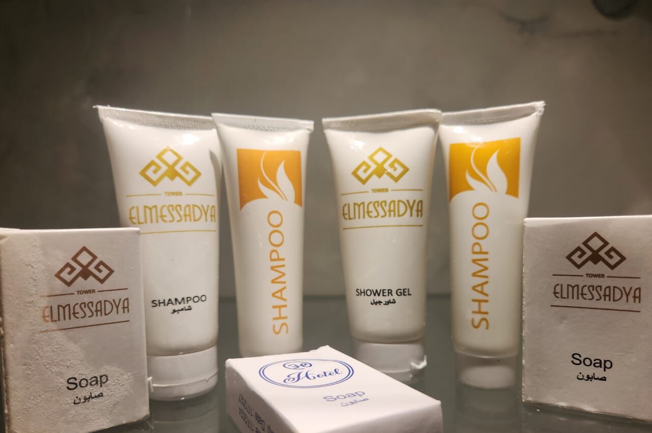 Presentación de artículos de aseo Elmessadya, incluyendo champú, gel de ducha y jabón.