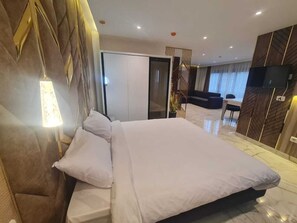 Egyptian cotton sheets, premium bedding, down duvets, memory-foam beds - el masaadya hotel (Cairo)