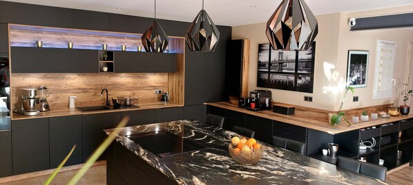 Private kitchen - Idyllic, quiet villa (Lézan)