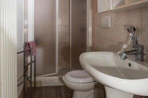 Een douche, een haardroger, een bidet, handdoeken