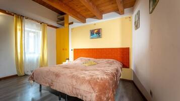 2 bedrooms, WiFi, bed sheets