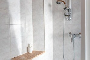 Douche, sèche-cheveux, bidet, serviettes fournies