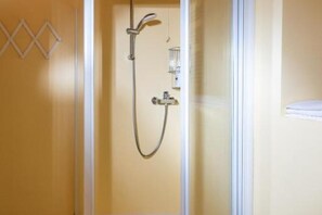 Shower, hair dryer, bidet, towels - BB Molina - Molina Waterfall Suite (Molina)