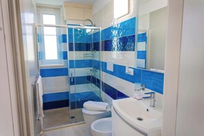 淋浴设施、吹风机、坐浴桶、毛巾