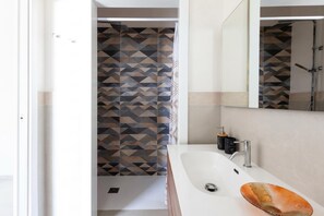 Standard Villa, 5 Bedrooms, Microwave (Villa La Rimunda 1 Pool And Garden) | Bathroom - Villa La Reimunda (Otranto)