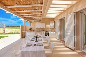 Villa estándar, 6 habitaciones, microondas (Podere La Rimunda Otranto Garden And) | Restaurante al aire libre