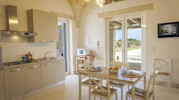 Vila Standar, beberapa kamar (Villa La Reimunda 2 Garden And Pool) | Dapur pribadi | Lemari es, microwave, oven, dan kompor