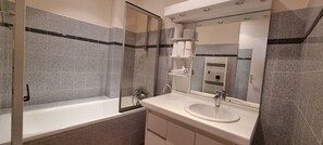 Hair dryer, toilet paper - Unique location for this superb duplex apartment in the heart of Concarneau (Concarneau)