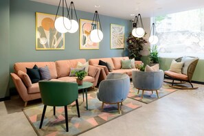 Coin salon dans le hall