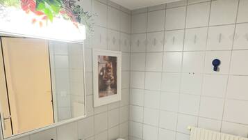 Serviettes fournies, savon, shampoing, papier toilette