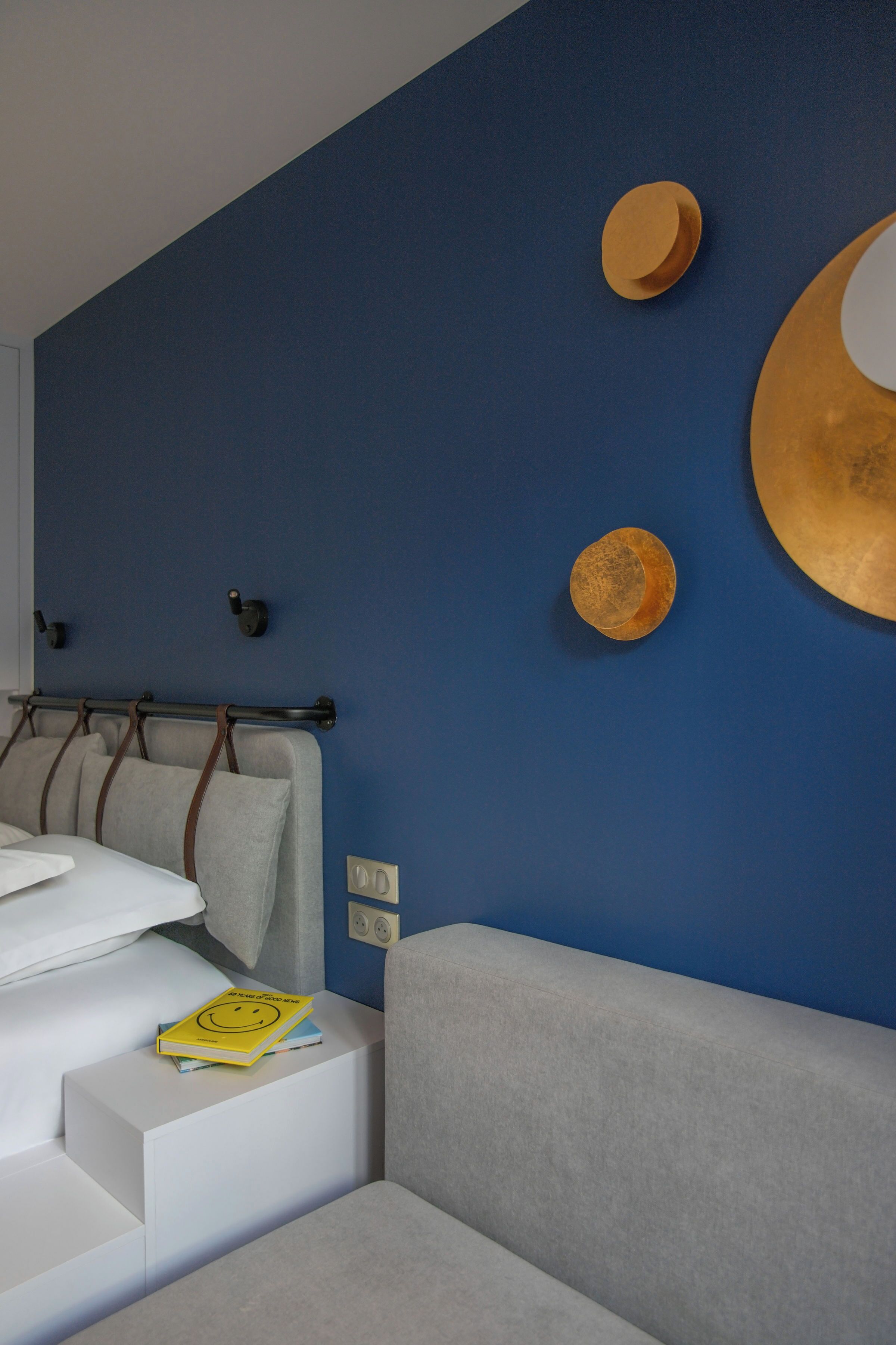 Minibar, bureau, espace de travail pour ordinateur portable