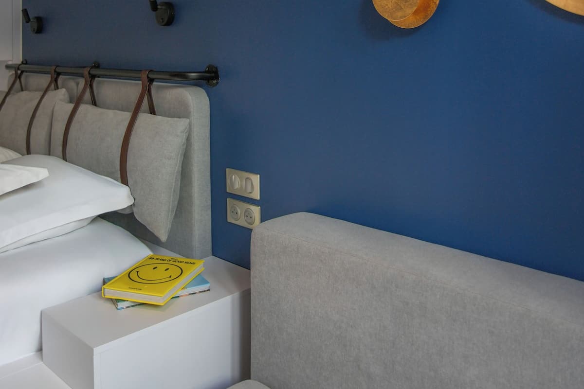 Minibar, bureau, espace de travail pour ordinateur portable