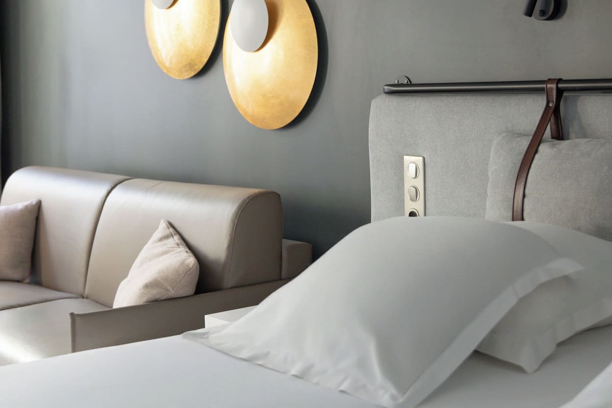 Minibar, bureau, espace de travail pour ordinateur portable