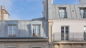 A multi-story building with a balcony and a gated entrance. - Hotel Leev Victoire & Spa (Paris)