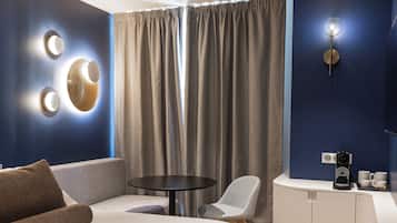 Minibar, skrivebord, skrivebord for bærbar PC og lydisolert