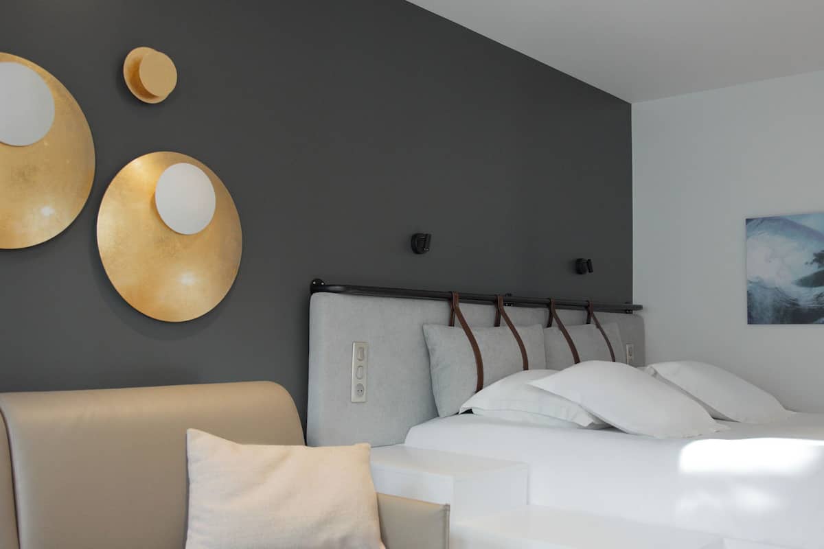 Minibar, bureau, espace de travail pour ordinateur portable