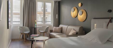 Minibar, skrivebord, skrivebord for bærbar PC og lydisolert