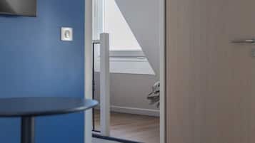 Executive Duplex | Minibar, desk, laptop workspace, soundproofing