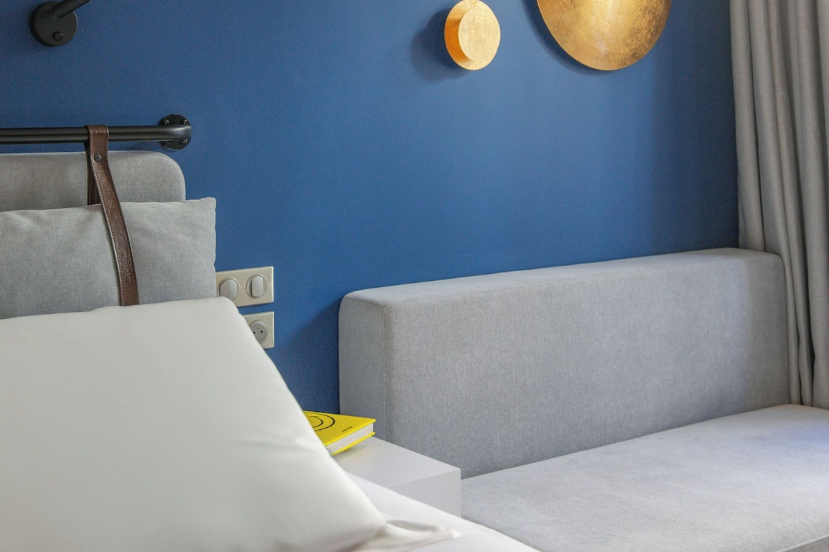 Minibar, bureau, espace de travail pour ordinateur portable