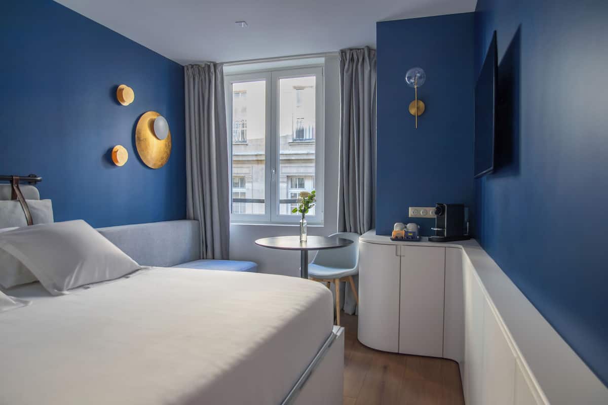 Minibar, bureau, espace de travail pour ordinateur portable