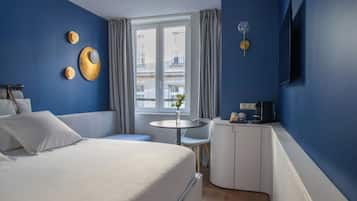 Frigobar, escrivaninha, espaço de trabalho para notebook