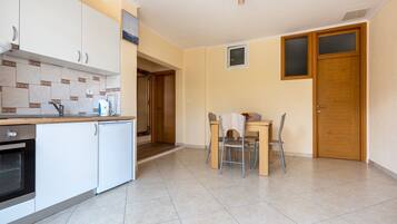 Fridge, oven, cookware/dishes/utensils