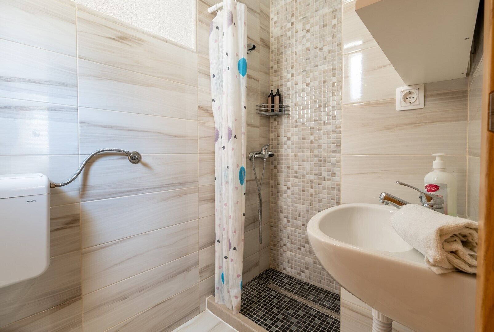 Dusche, Haartrockner, Handtücher