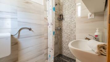 Dusche, Haartrockner, Handtücher