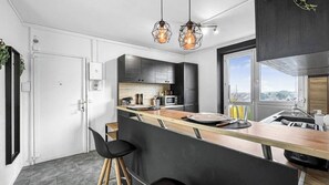 Fridge, microwave, oven, stovetop - Cosy up there (Créteil)