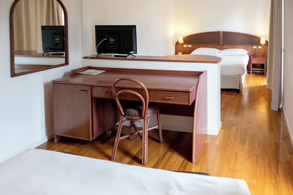 Quadruple Room | Busa memori, bar mini, meja, ruang kerja komputer riba