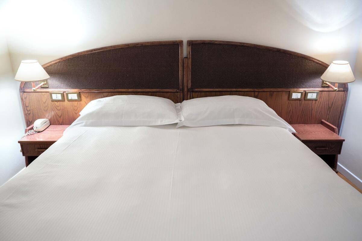 Habitación Deluxe con 1 cama matrimonial o 2 individuales, balcón, vista parcial al mar | Escritorio, tabla de planchar con plancha y wifi gratis