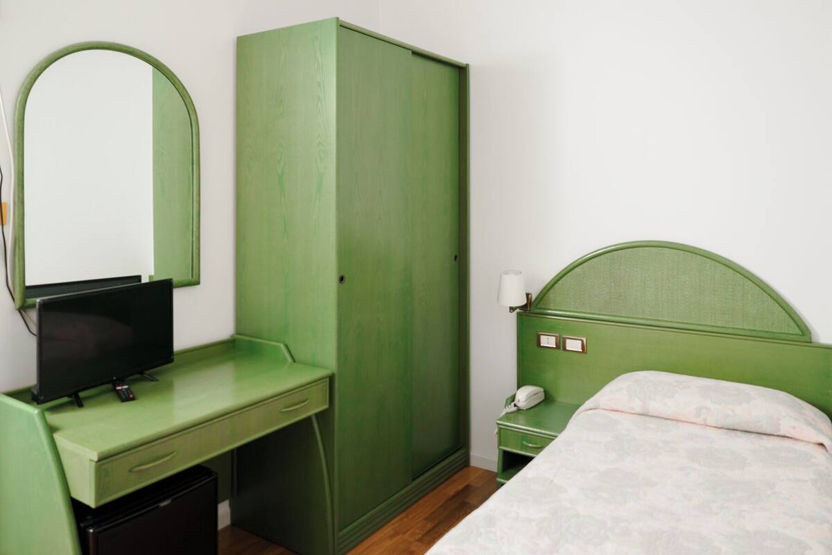 Standard Single Room | Busa memori, bar mini, meja, ruang kerja komputer riba