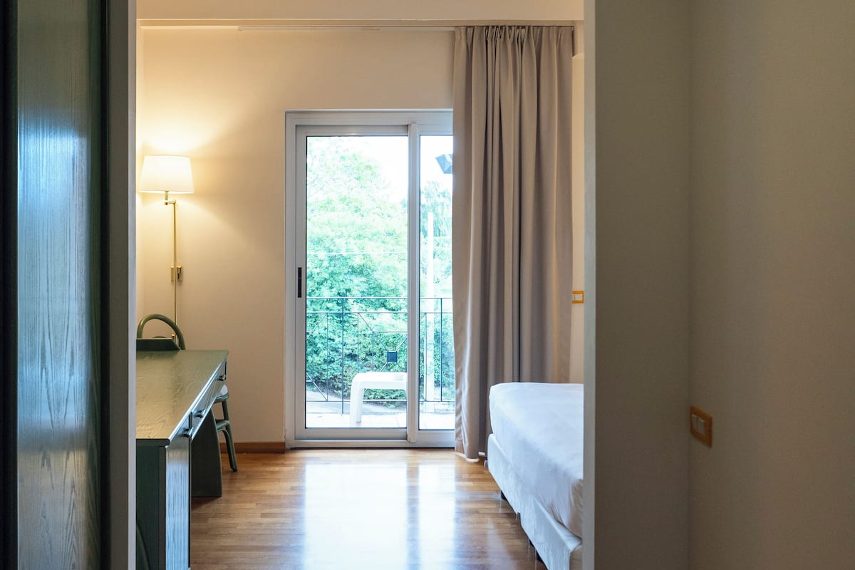Deluxe Double or Twin Room, Balcony, Mountain View | Busa memori, bar mini, meja, ruang kerja komputer riba