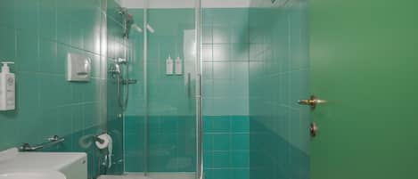 Un baño con ducha, inodoro y lavamanos.
