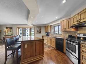 Condo, 2 Bedrooms | Private kitchen | Fridge, oven, coffee/tea maker, toaster - Be310 Bridge End Pet Friendly 2 Bedroom Condo by RedAwning (Copper Mountain)