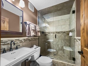 Condo, 2 Bedrooms | Bathroom | Towels, shampoo