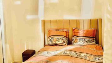 1 slaapkamer, een strijkplank/strijkijzer, beddengoed