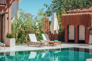 Utomhuspool, gratis cabanor och parasoller