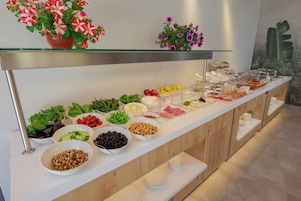 Free daily buffet breakfast