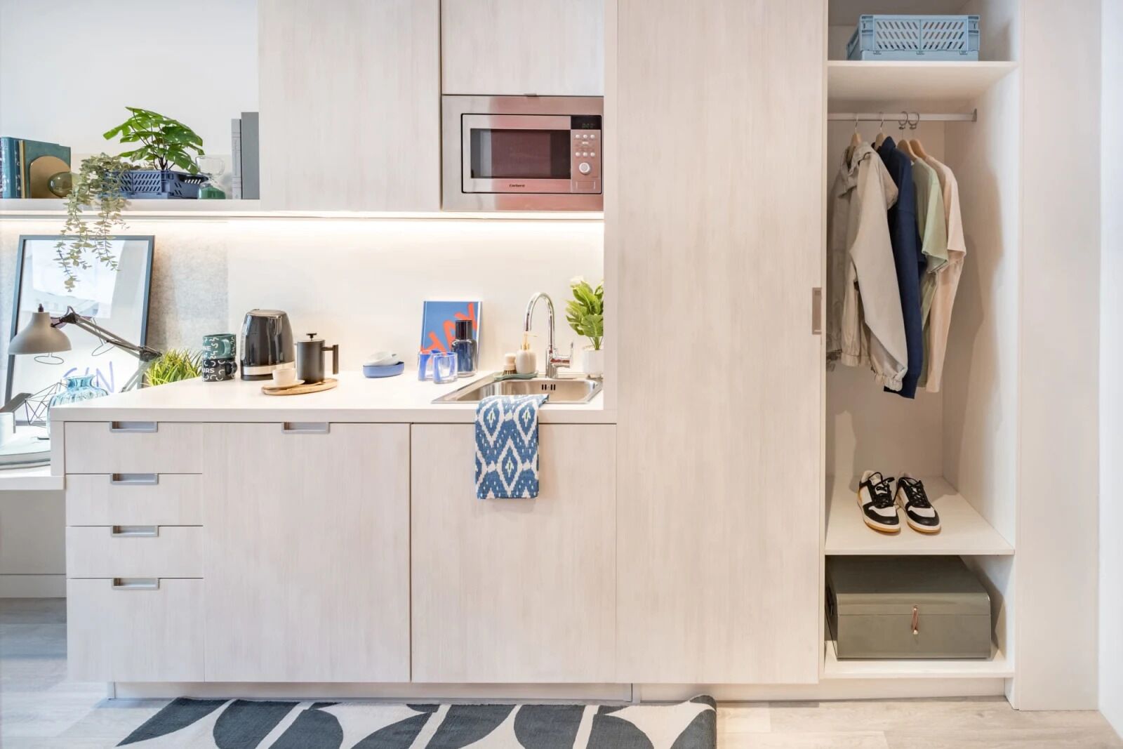 Private kitchen | Full-sized fridge