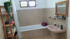 Haartrockner, Handtücher, Seife, Toilettenpapier